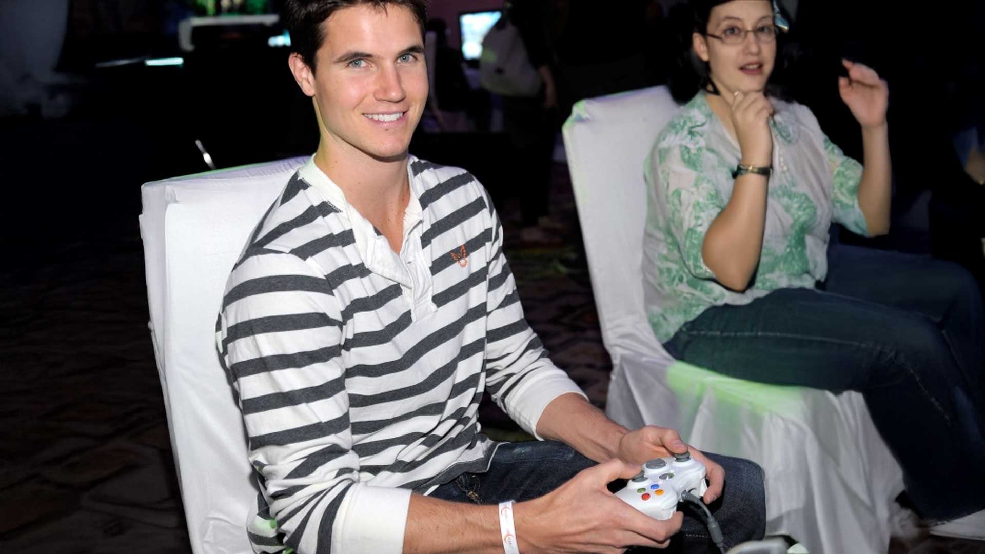 Robbie Amell