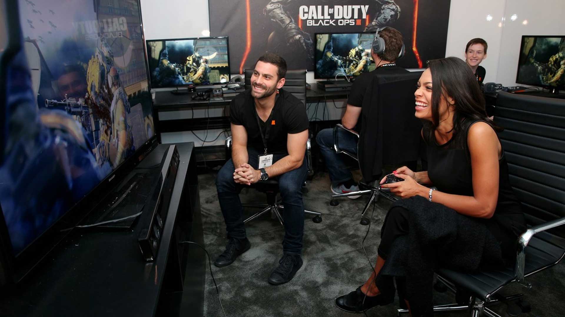 Rosario Dawson gamer