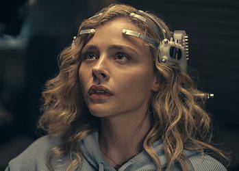 Why-Sci-Fi-Fans-Need-To-Watch-Chloë-Grace-Moretz-The-Peripheral