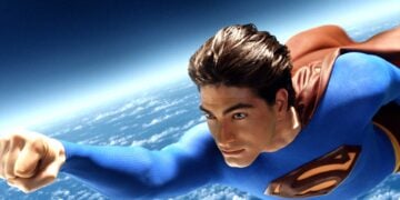 Brandon Routh as Superman flying above the clouds in Superman Returns (2006)