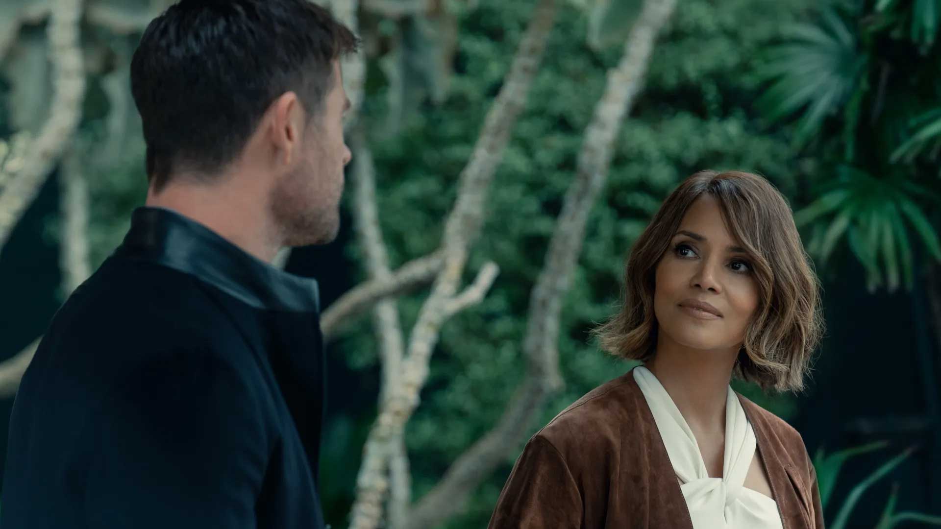 crime-101-halle-berry-chris-hemsworth