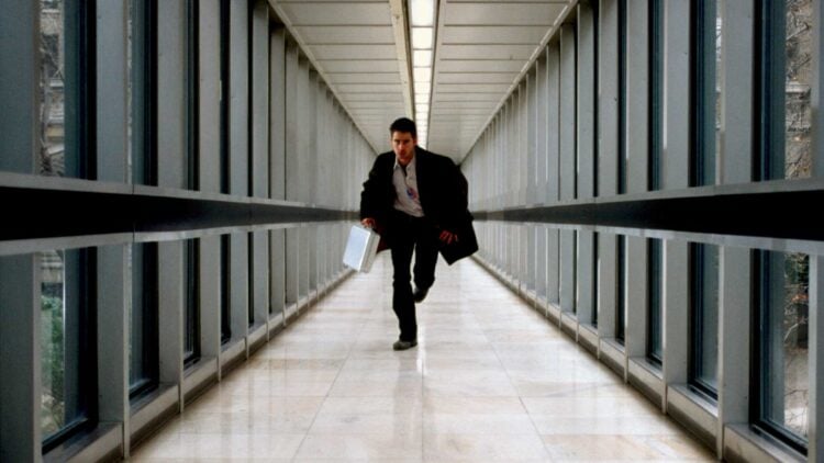 Colin Farrell running through a glass corridor in The Recruit (2003)