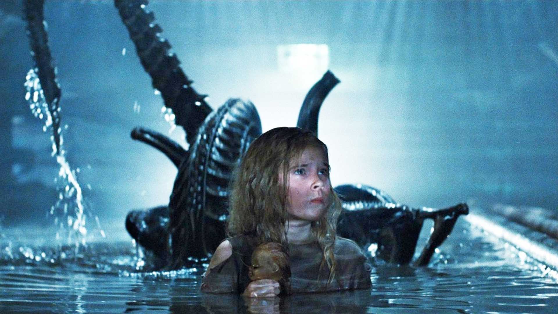Newt-From-Aliens-Carrie-Henn-Xenomorph