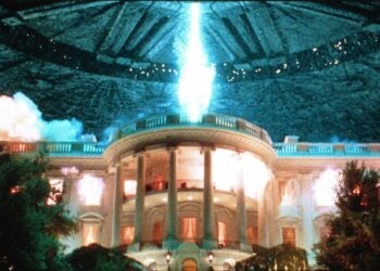 An alien ship fires a devastating beam at the White House in Independence Day (1996)