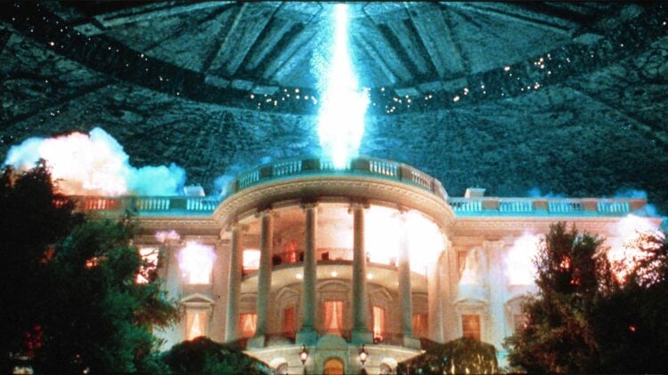 An alien ship fires a devastating beam at the White House in Independence Day (1996)