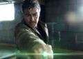 Kyle Chandler as Hal Jordan pointing his Green Lantern ring in HBO's Lanterns