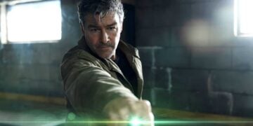 Kyle Chandler as Hal Jordan pointing his Green Lantern ring in HBO's Lanterns