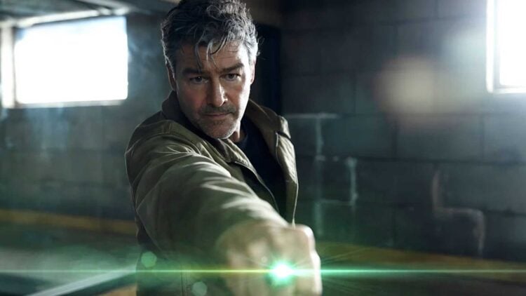Kyle Chandler as Hal Jordan pointing his Green Lantern ring in HBO's Lanterns