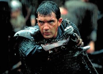 Antonio Banderas as Ahmad ibn Fadlan drawing a sword in the rain in The 13th Warrior (1999)