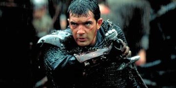 Antonio Banderas as Ahmad ibn Fadlan drawing a sword in the rain in The 13th Warrior (1999)
