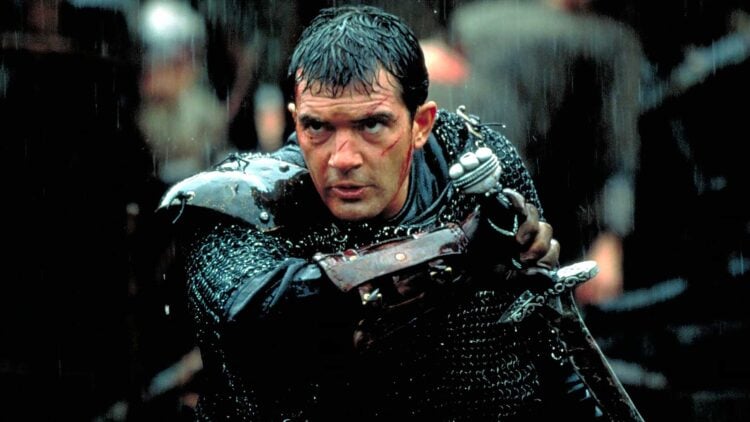Antonio Banderas as Ahmad ibn Fadlan drawing a sword in the rain in The 13th Warrior (1999)