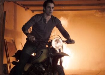 Colin Farrell as Jerry Dandridge riding a motorcycle out of a burning garage in Fright Night (2011)