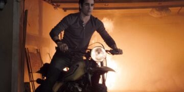 Colin Farrell as Jerry Dandridge riding a motorcycle out of a burning garage in Fright Night (2011)