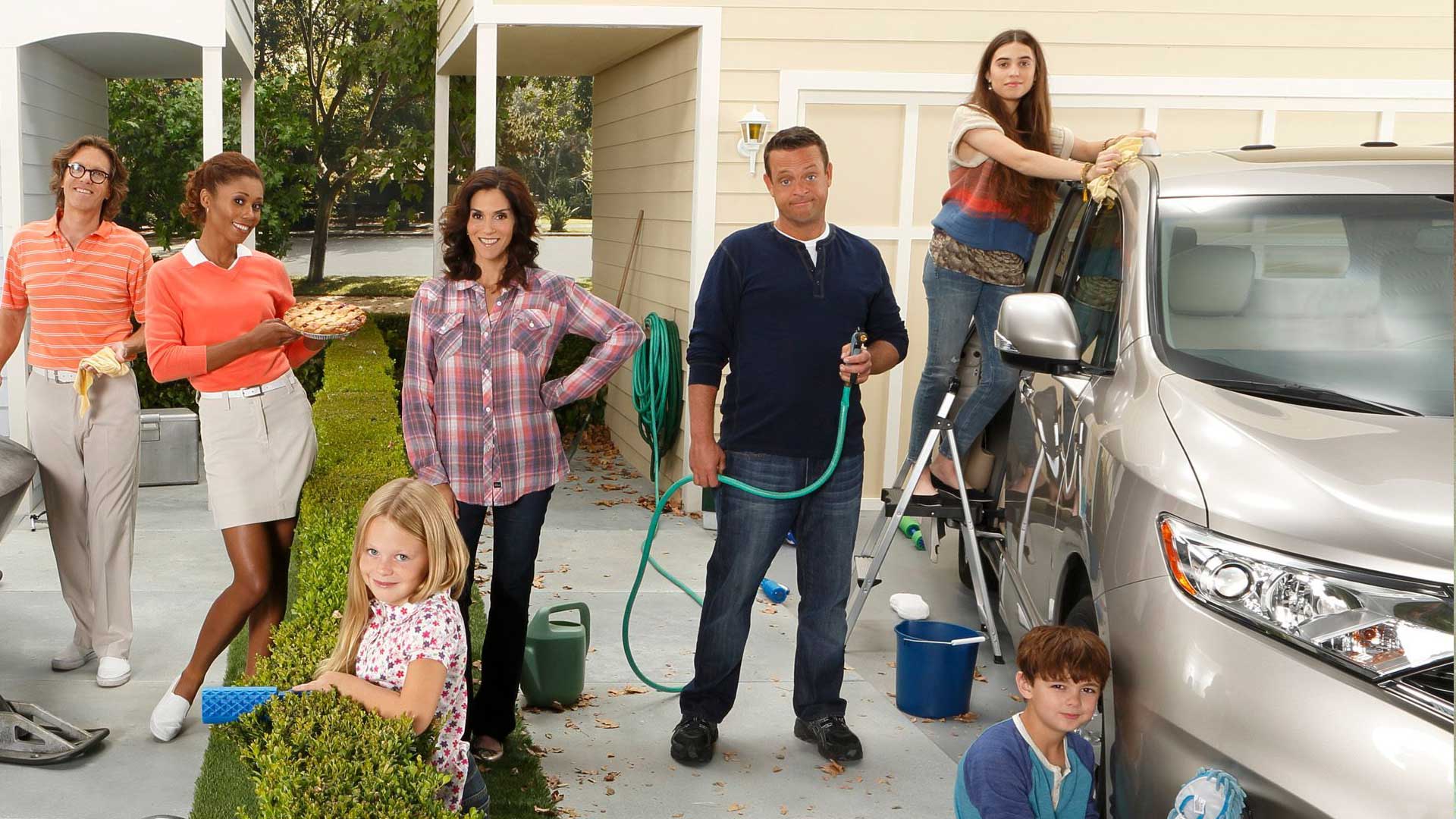Jami Gertz Debbie Weaver The Neighbors Season 1